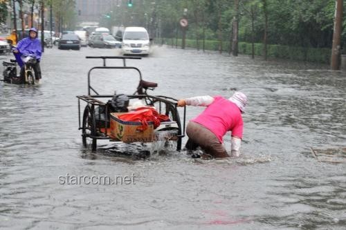 武汉暴雨电闪雷鸣：道路积水背后的城市应对与排水系统挑战